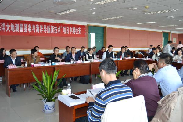 杨元喜院士做中期执行情况汇报.jpg