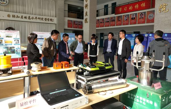 项目总负责人、中国科学院院士杨元喜为专项办专家介绍中海达产品.jpg